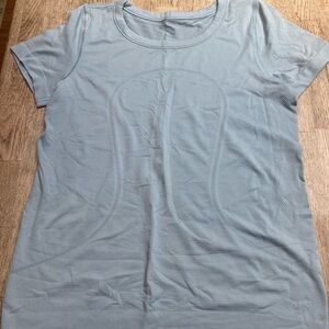 Lululemon short sleeve shirt
